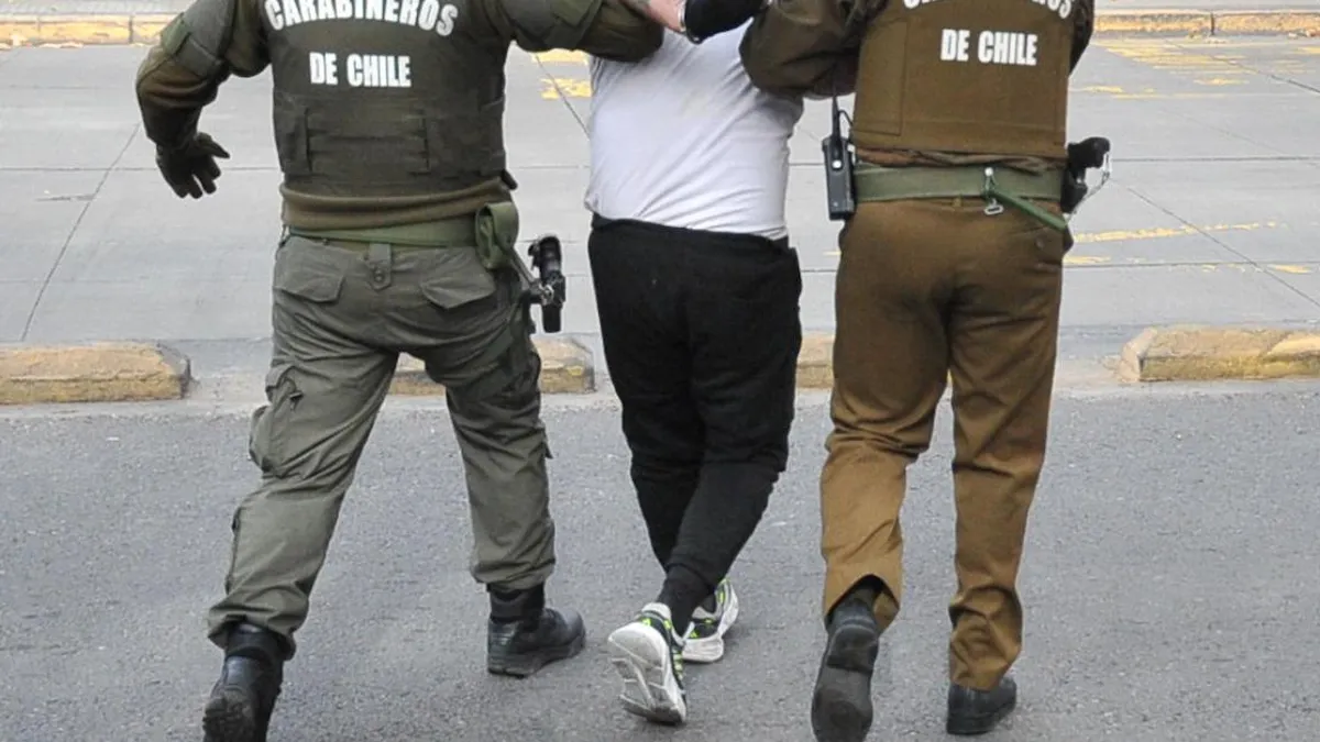 Ladrones en auto robado asaltan vivienda en Lomas de San Andrés