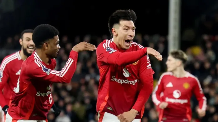 Lisandro Martínez celebra su gol en la victoria crucial del Manchester United.