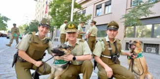 El general director Marcelo Araya se reúne con carabineros y sus perros en Santiago.