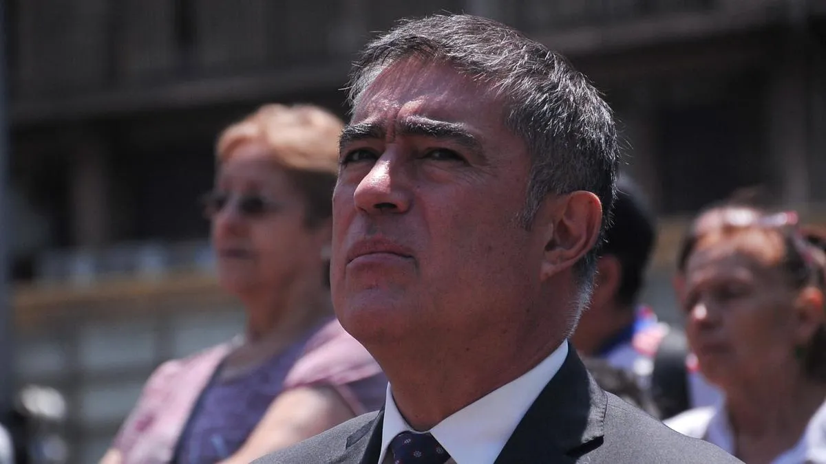 Desbordes defiende sus “mini vacaciones” como alcalde de Santiago ante críticas y asegura que no es un privilegio