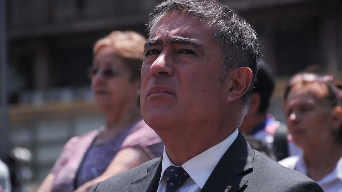 Mario Desbordes defiende su derecho a vacaciones en medio de críticas por su ausencia como alcalde de Santiago
