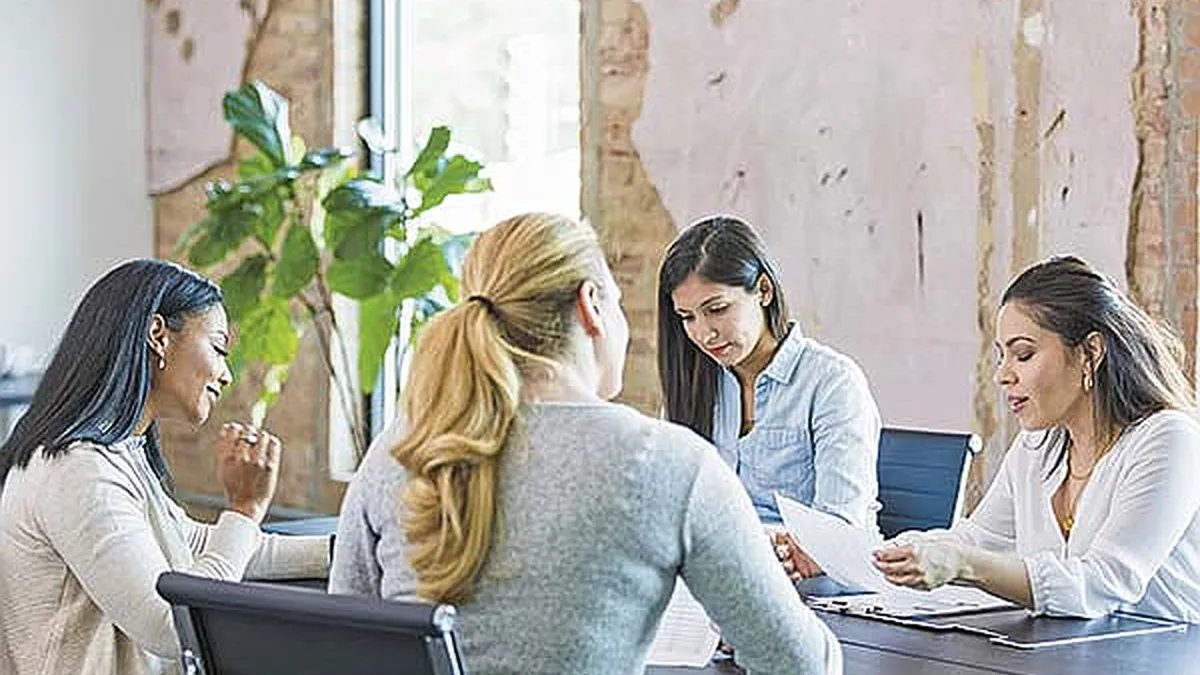 ¿Cómo influye el enfoque de género en las negociaciones colectivas en Chile? Revelan hallazgos clave sobre beneficios laborales