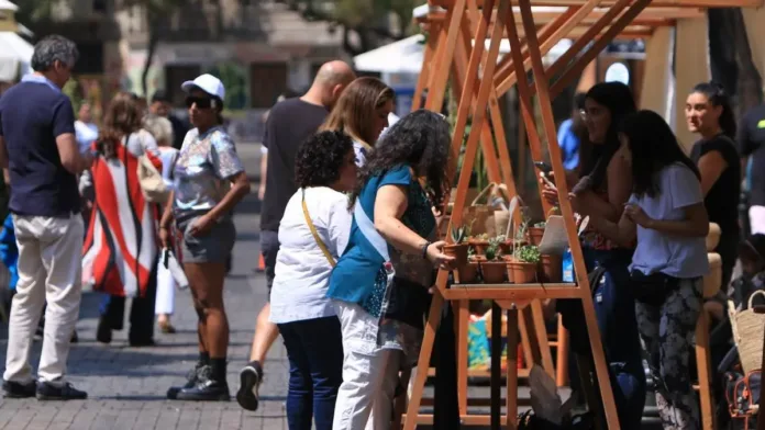 Santiago solicita más tiempo para regular el comercio ambulante en Lastarria.