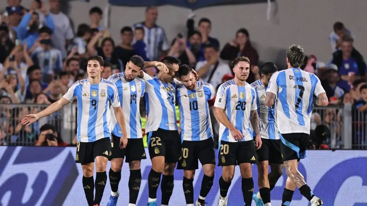 Scaloni preocupado: jugador de la Selección Argentina se lesiona tras dura falta.