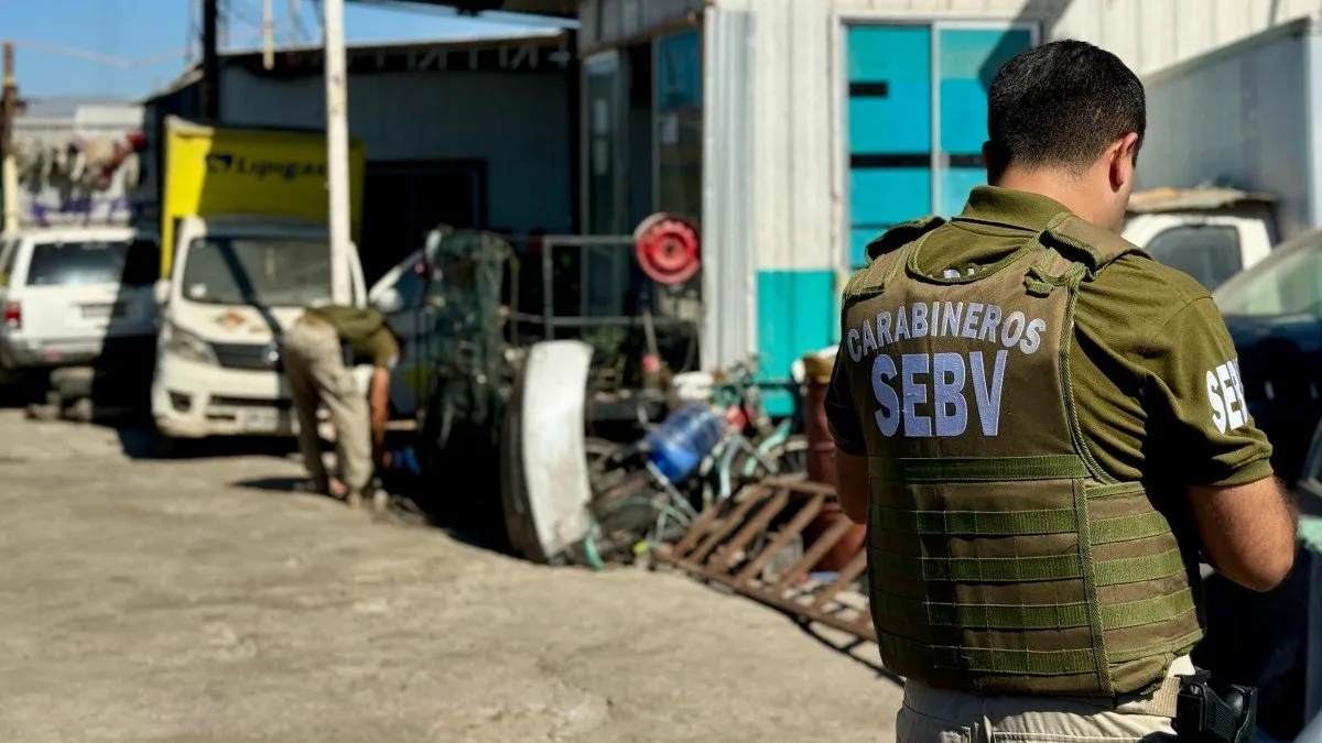 Detenidos tras fiscalización en Pudahuel y Cerro Navia; se hallaron autos robados.