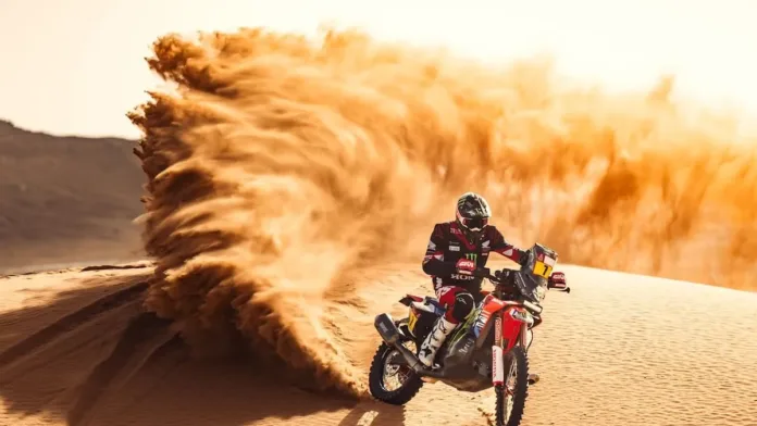 Pablo Quintanilla se posiciona en el top 10 de motos tras la etapa maratón del Dakar.