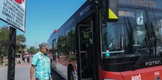 Los chilenos evalúan el transporte público de buses Red en Santiago.