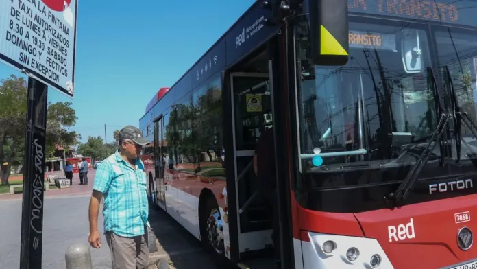 Los chilenos evalúan el transporte público de buses Red en Santiago.