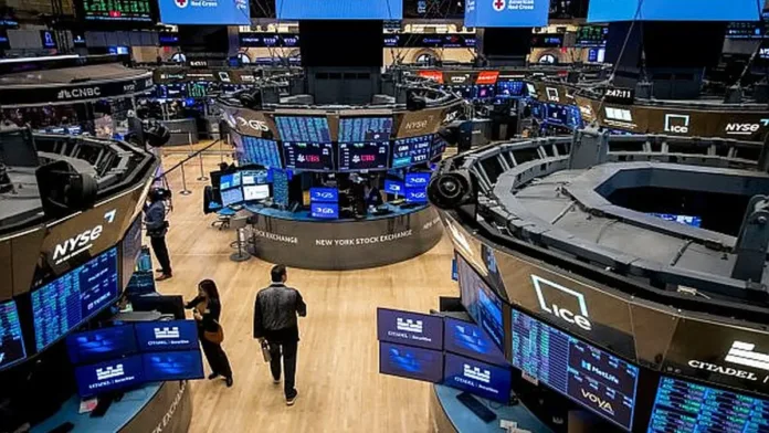 Wall Street se desploma tras la reducción de apuestas por bajas de tasas en EE.UU.