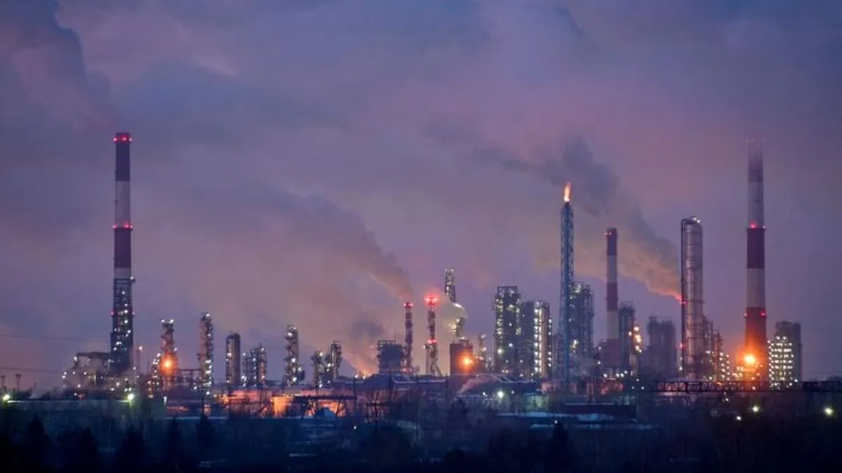 Ucrania lanza un ataque a una clave refinería de petróleo en Rusia.