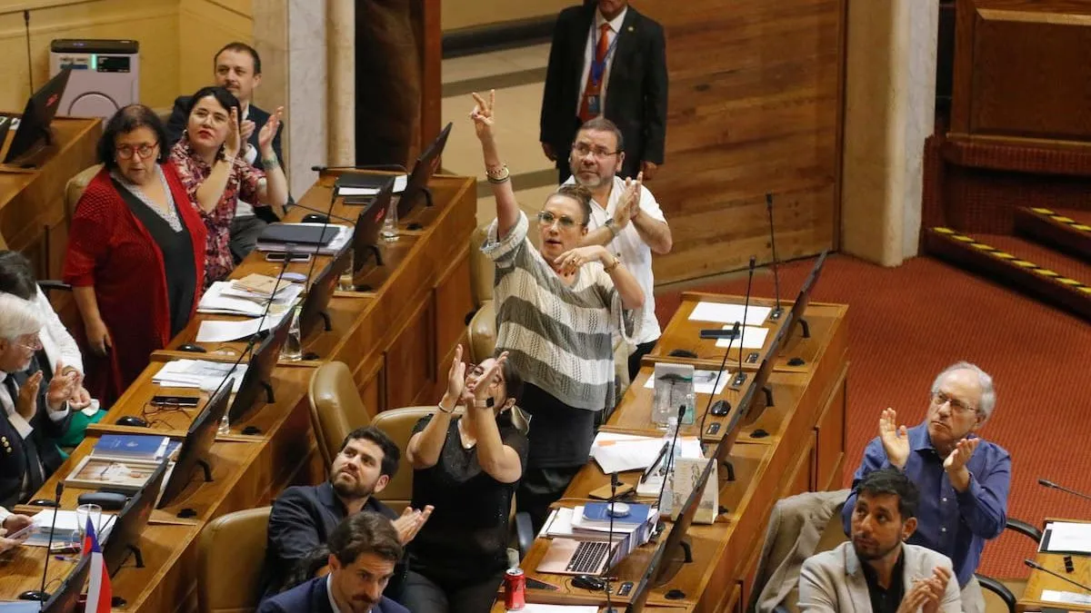 Diputados aprueban proyecto para reparar deuda histórica a profesores, solo opositores en contra.