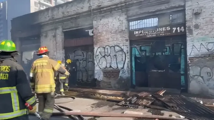 Incendio en Santiago: tres locales afectados