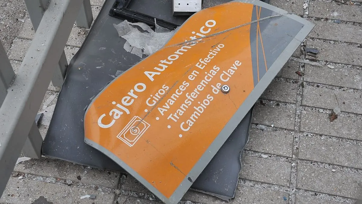 Frustran intento de robo a cajero automático en Pudahuel tras uso de gas, pero los delincuentes no logran acceder al dinero