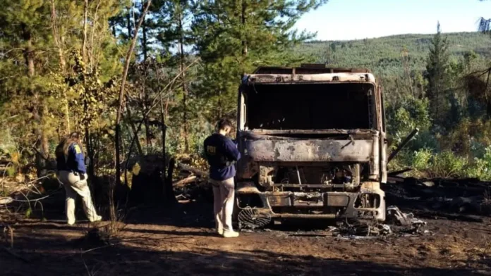 Nuevo ataque en La Araucanía: encapuchados queman cuatro camiones y amenazan con armas.