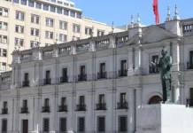 Explora las 11 estatuas que rodean el Palacio de La Moneda en Chile.