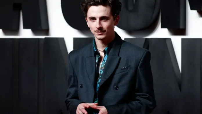 Timothée Chalamet se transforma radicalmente para dar vida a Bob Dylan.