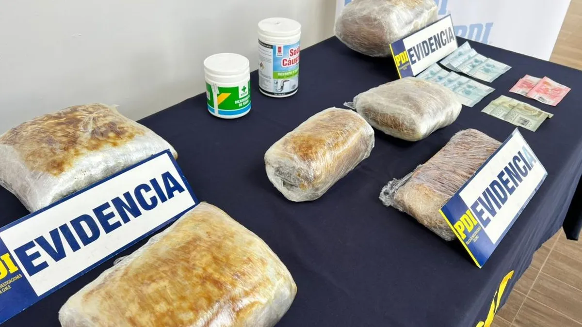 La PDI decomisó más de 4 kilos de drogas en Valdivia, deteniendo a tres personas vinculadas al tráfico. Prisión preventiva para los arrestados.