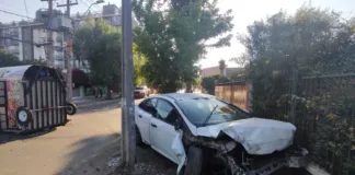 Accidente en Recoleta: food truck volcado y poste dañado tras choque.