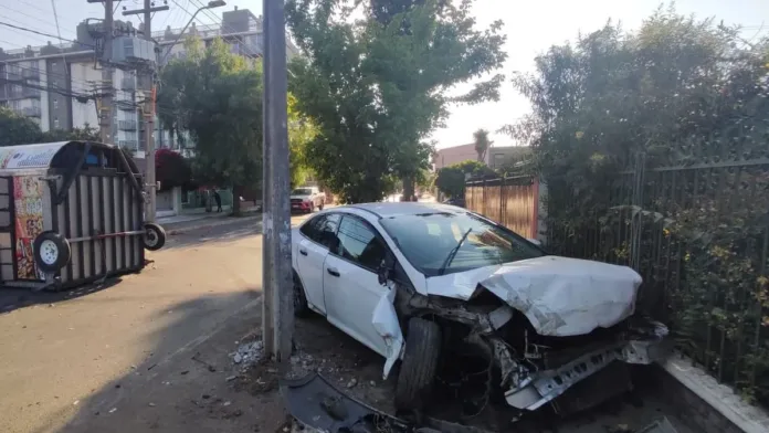 Accidente en Recoleta: food truck volcado y poste dañado tras choque.