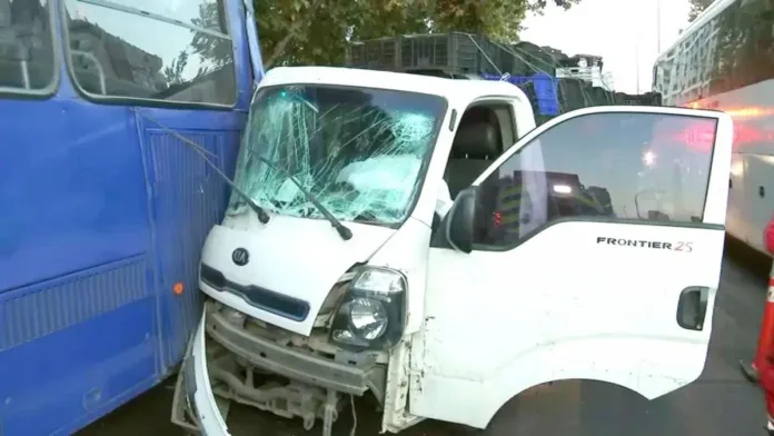 Conductor se quedó dormido y chocó bus en el centro de Santiago.