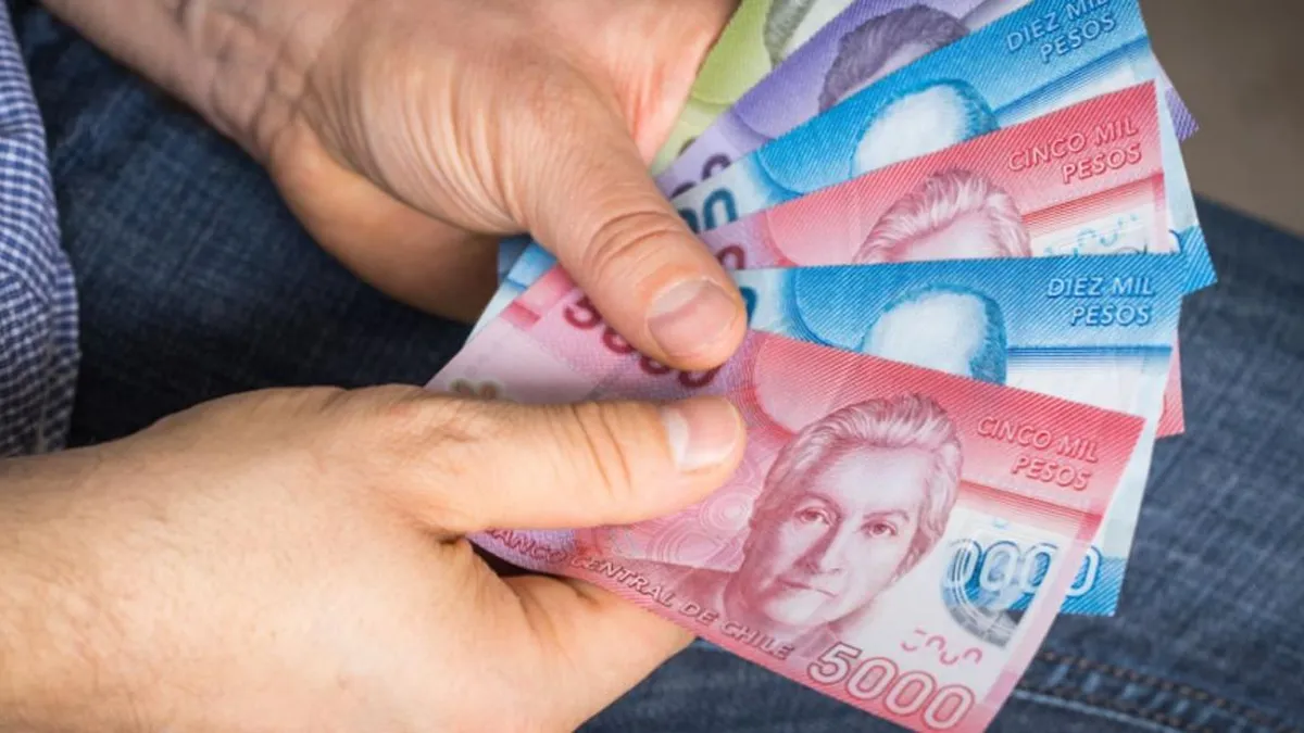 Miles de chilenos podrían tener dinero olvidado en bancos: ¿cómo recuperarlo antes de que caduque?