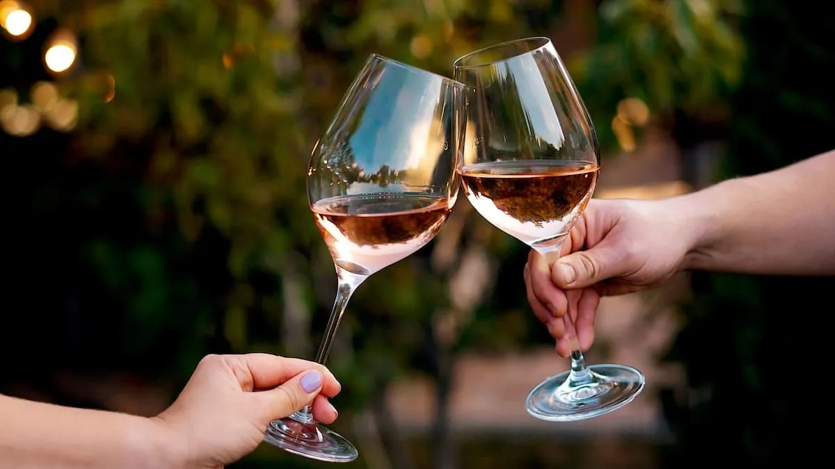 El alcohol puede parecer un aliado para dormir, pero su impacto en el sueño es preocupante