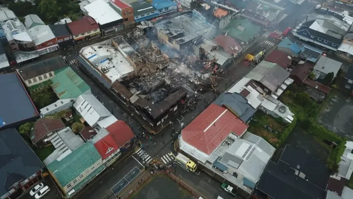 Incendio en Ancud arrasa 60 locales comerciales