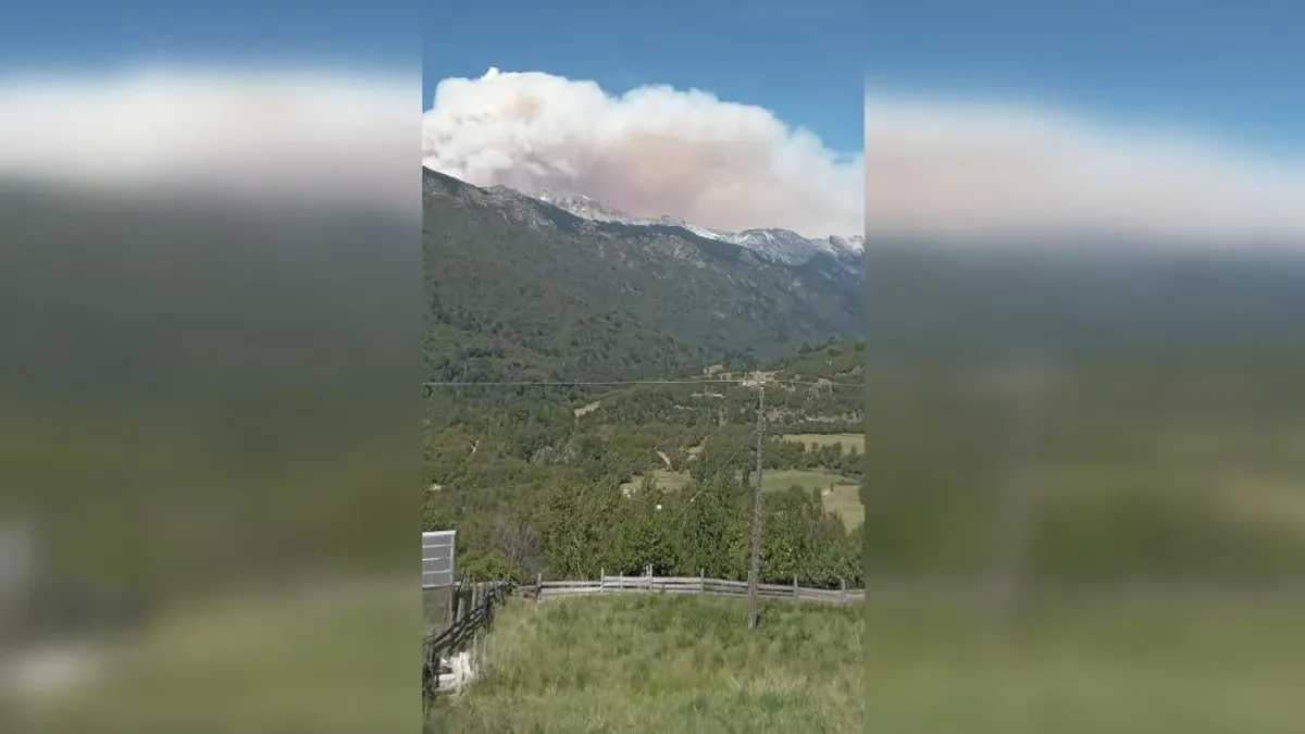 Megaincendio en El Bolsón activa respuesta de Conaf en Chile, helicópteros listos para combatir el fuego