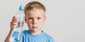 Descubre los riesgos ocultos de las botellas reutilizables en la escuela.