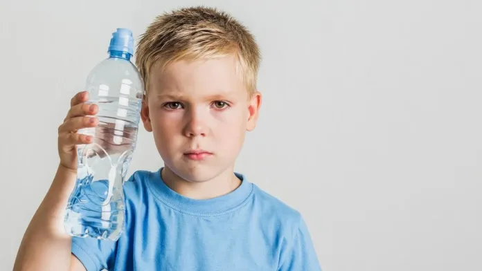 Descubre los riesgos ocultos de las botellas reutilizables en la escuela.