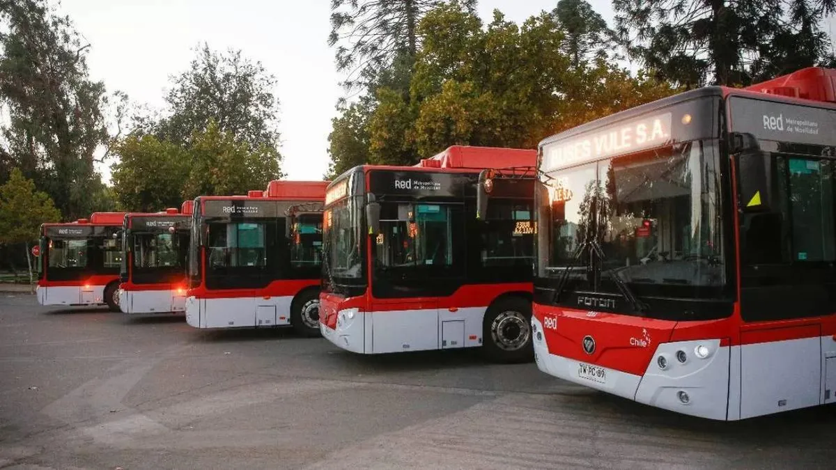 Santiago se prepara para la llegada de 1.257 buses eléctricos en 2025, transformando la movilidad urbana