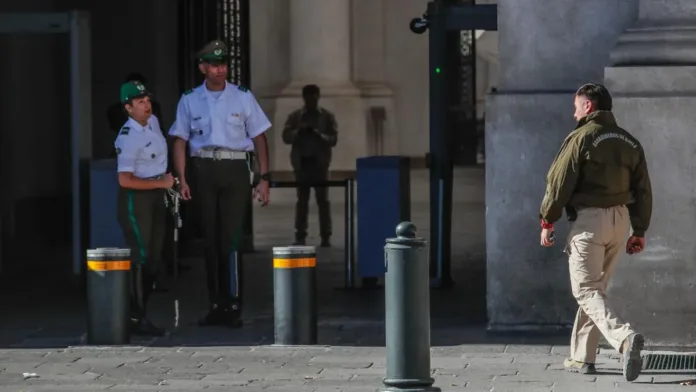 La Presidencia expresa su pesar por la muerte de un carabinero en La Moneda.