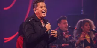 Carlos Vives sorprende a su esposa con un tierno beso en pleno concierto.