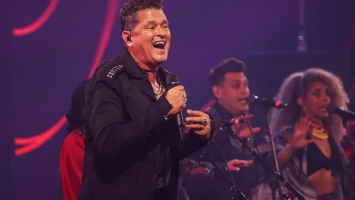 Carlos Vives sorprende a su esposa con un tierno beso en pleno concierto.