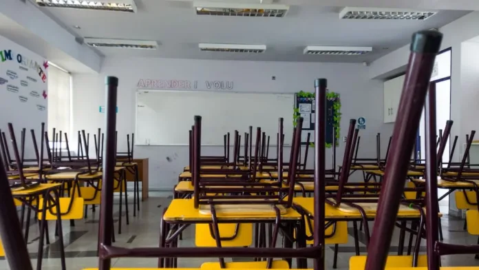 Suspensión de clases en 14 regiones por masivo corte de luz en el país.