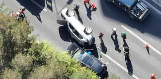 Persecución en Las Condes culmina con volcamiento de auto robado en Avenida Kennedy.