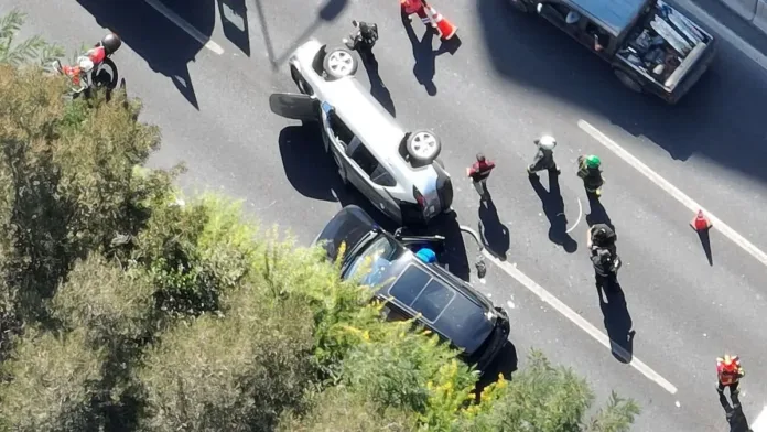 Persecución en Las Condes culmina con volcamiento de auto robado en Avenida Kennedy.