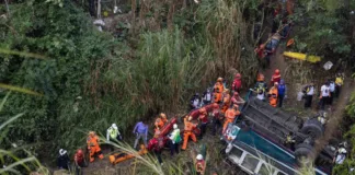 Tragedia en Guatemala: más de 30 muertos tras caída de bus desde un puente.