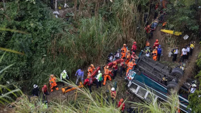 Tragedia en Guatemala: más de 30 muertos tras caída de bus desde un puente.