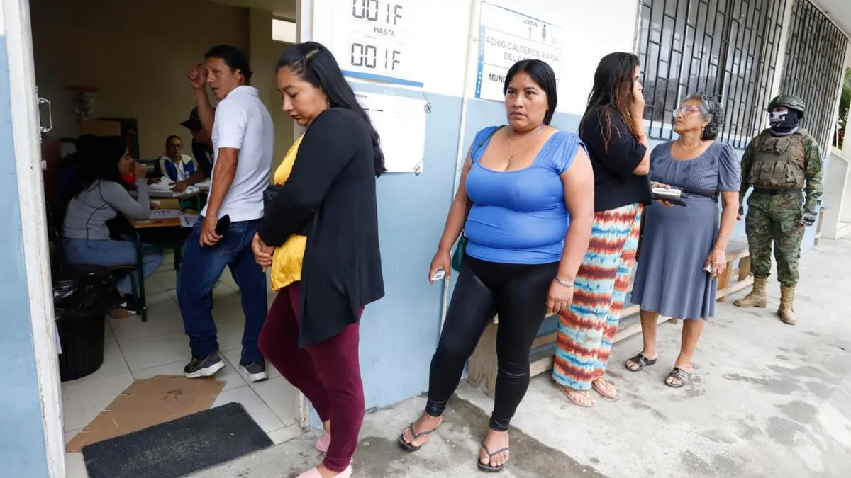 Elecciones en Ecuador se desarrollan con normalidad, según el CNE, a pesar de sanciones por Ley Seca