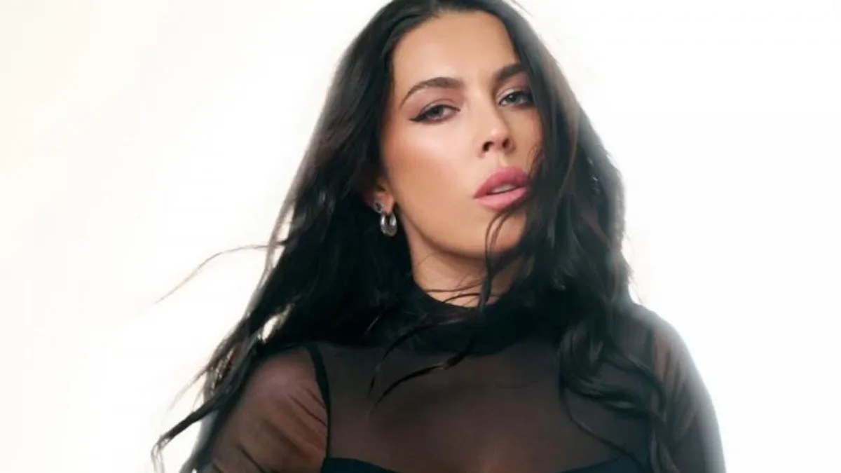 Daniela Aránguiz sorprende con su nuevo tratamiento labial y color vibrante.