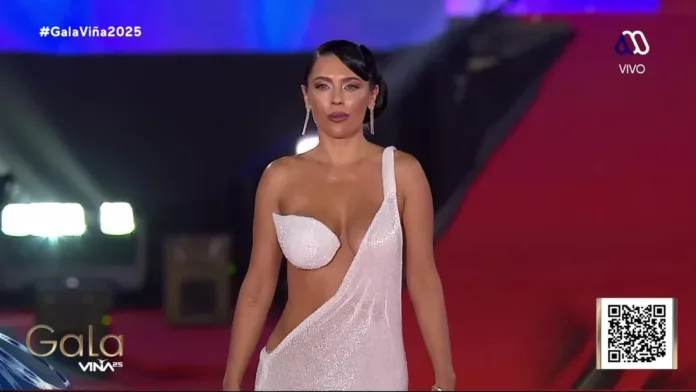 Daniela Aránguiz deslumbra con un atrevido vestido en la Gala de Viña.