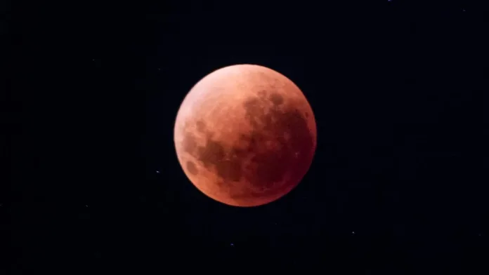 Eclipse lunar total en Chile: descubre cuándo y cómo ver la luna de sangre.