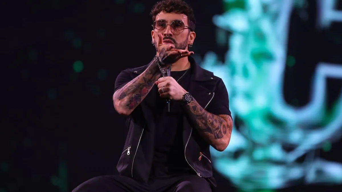 Edo Caroe desata controversia en Viña 2025 con chiste sobre Sebastián Piñera y reacciones polarizadas en redes