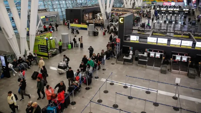 Ciudadano haitiano en prisión preventiva tras incidente en el aeropuerto.