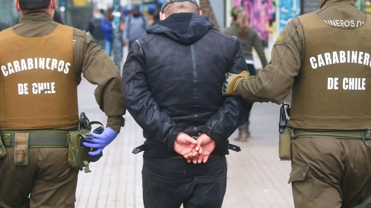 Joven escapa de un mes de cautiverio y denuncia a su expareja por secuestro y abuso en Estación Central