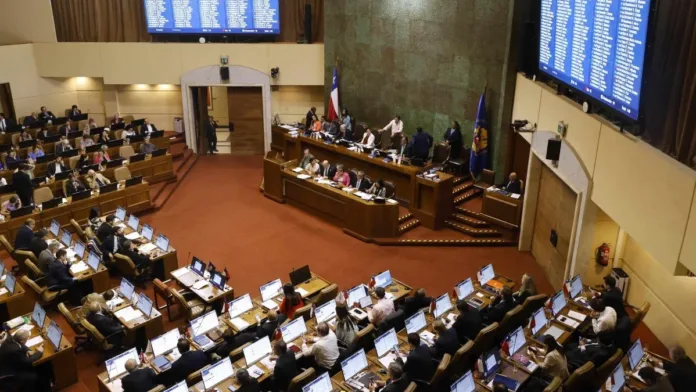 Proyectos de ley proponen suspender sueldos de parlamentarios con procesos judiciales.