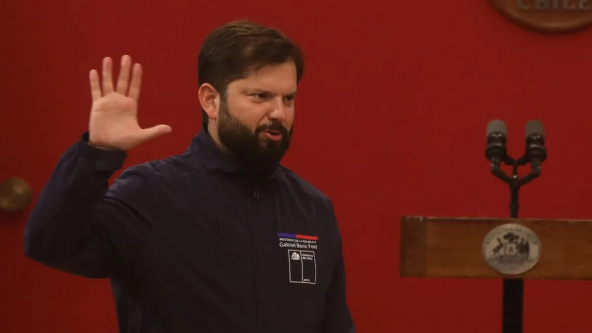 Boric inicia vacaciones mientras enfrenta incendios y cancela trekking por embarazo de su pareja