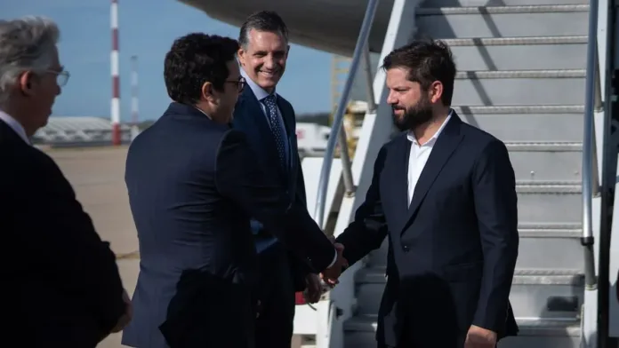 El presidente Boric llega a Uruguay para su primera visita oficial.