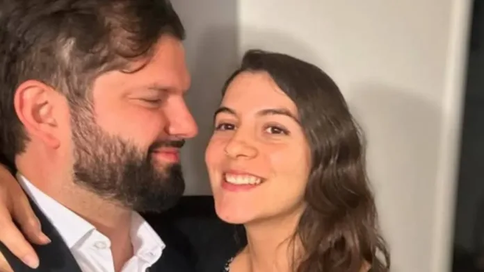 Paula Carrasco y Gabriel Boric presentan a su hija: Capullito de 23.